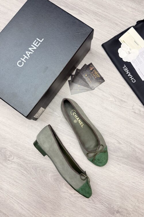 Chanel Ballerina — Grijsgroen Suède met Groene Neus