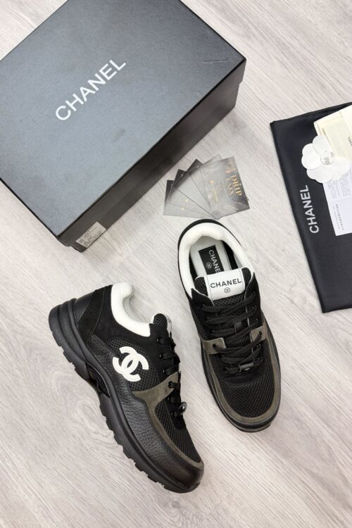 Chanel CC Trail Runner Sneaker — Zwart / Wit CC