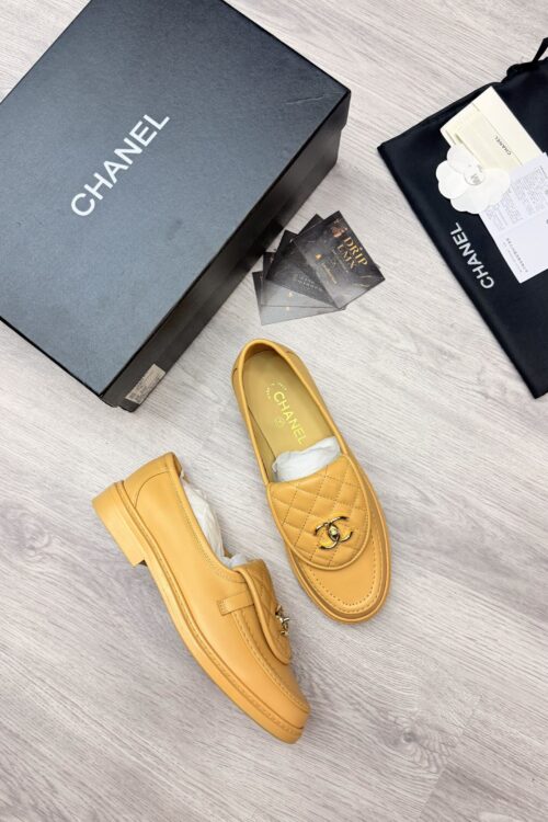 Chanel Quilted Loafer — Geel / Oker met Gouden CC