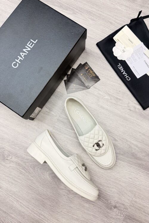 Chanel Quilted Loafer — Wit met Zilveren CC