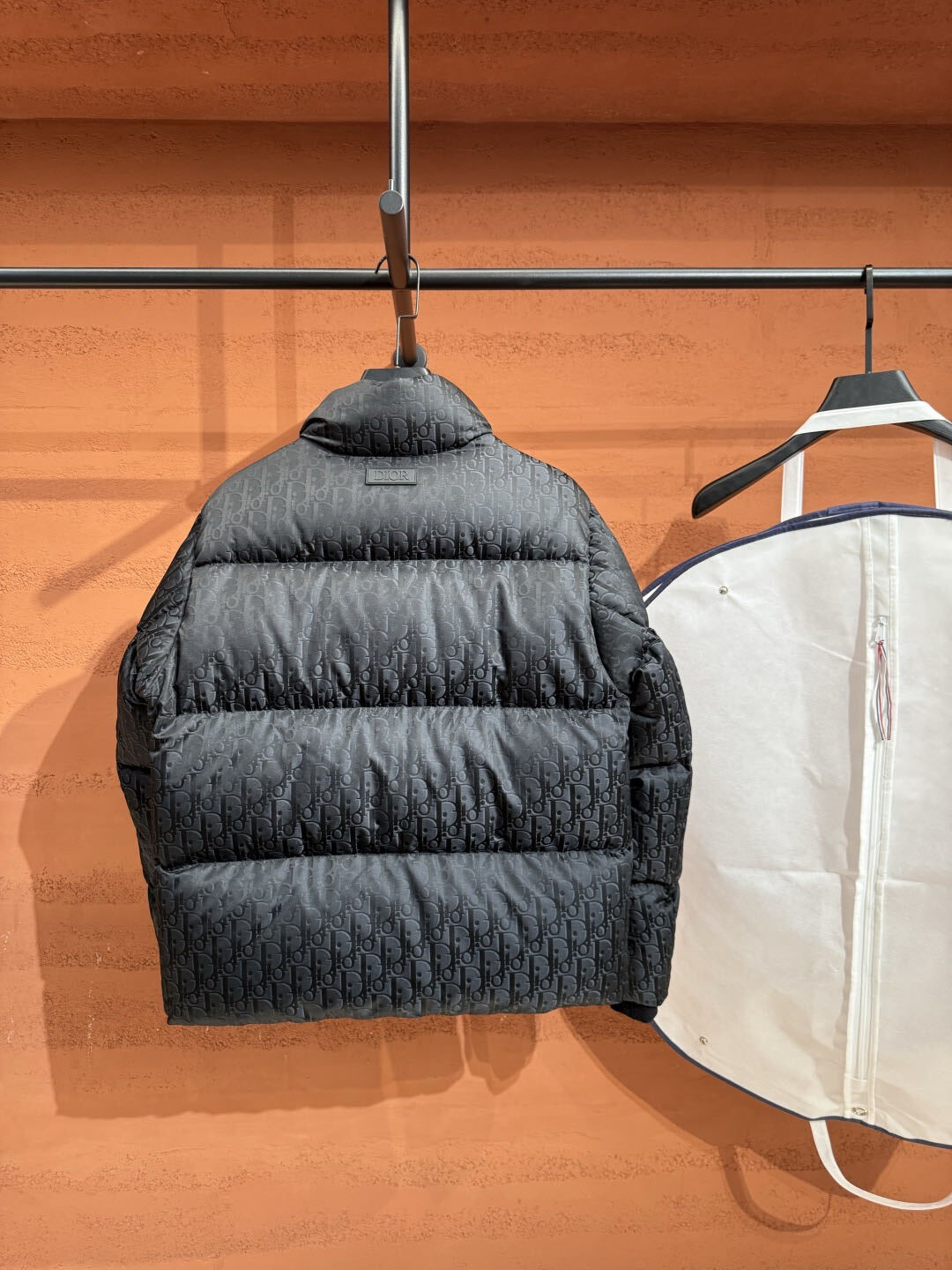 Dior Oblique puffer jas zwart, achterkant met Dior logo op de rug