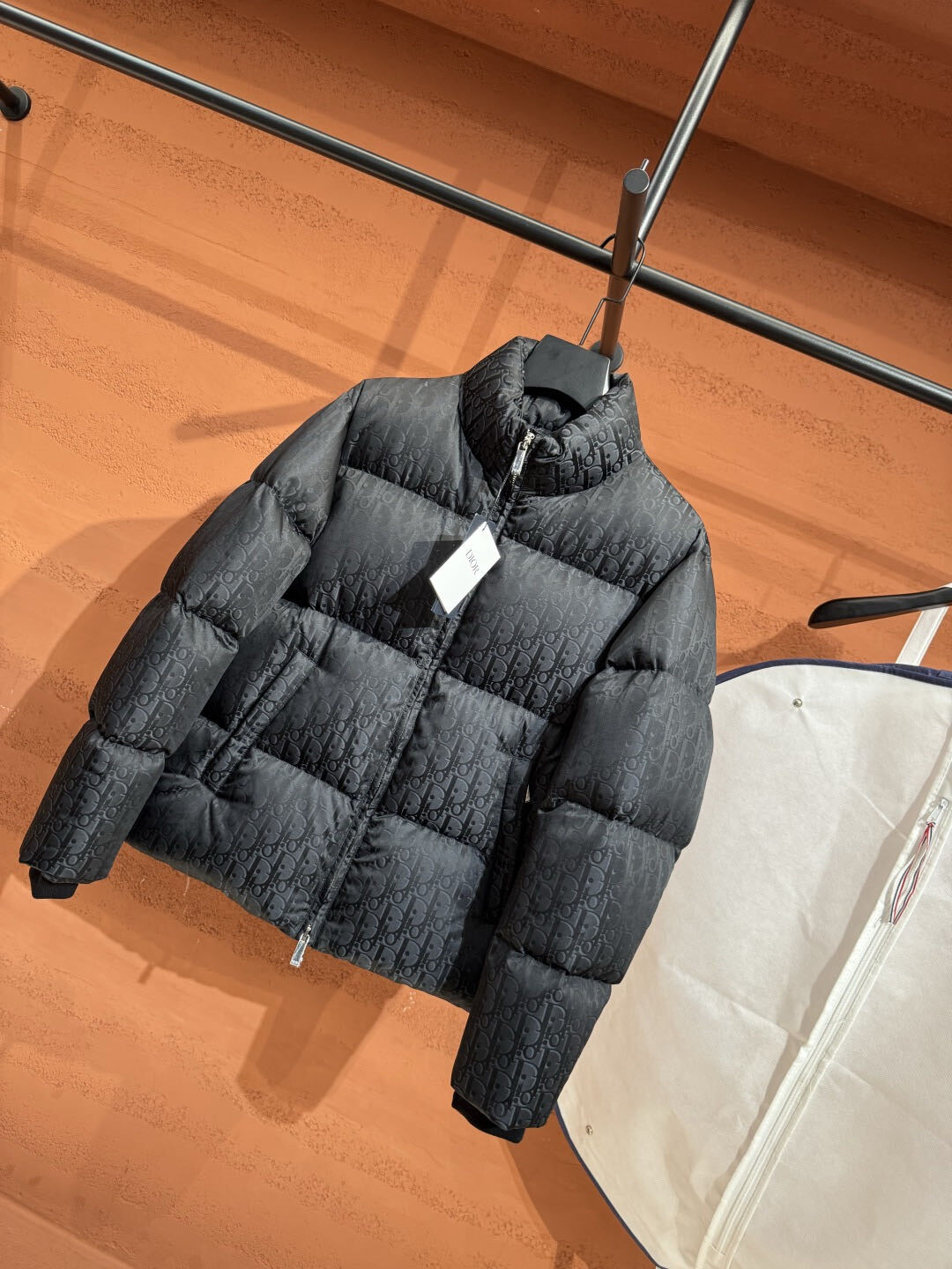 Dior Oblique puffer jas zwart, zijaanzicht met opstaande kraag