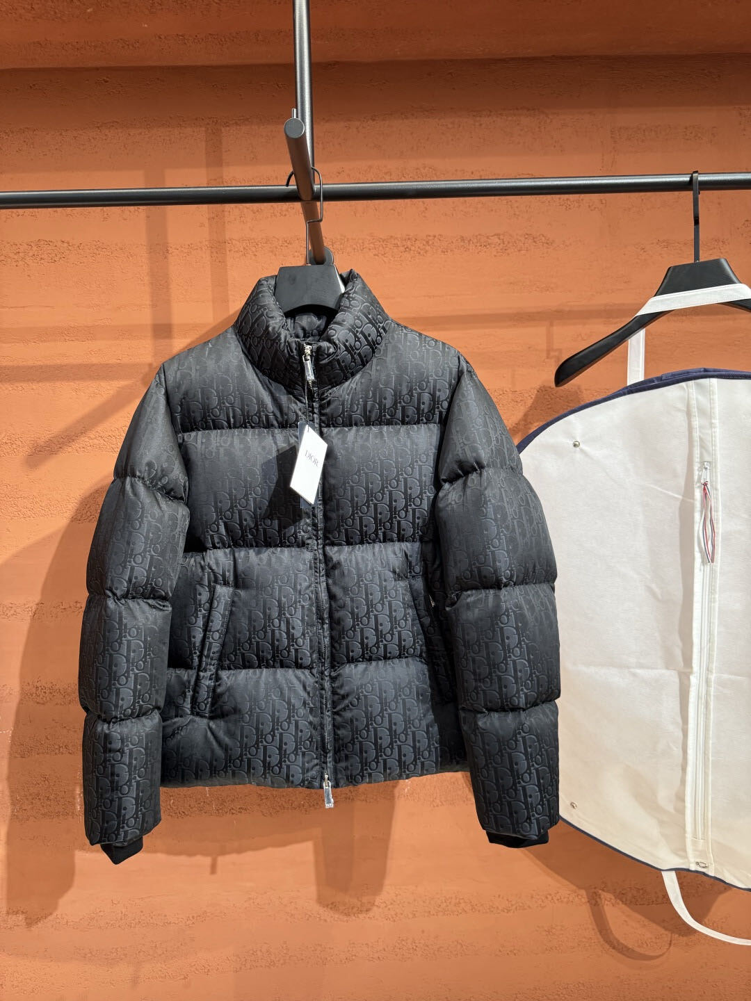Dior Oblique puffer jas zwart met reliëf monogram, vooraanzicht