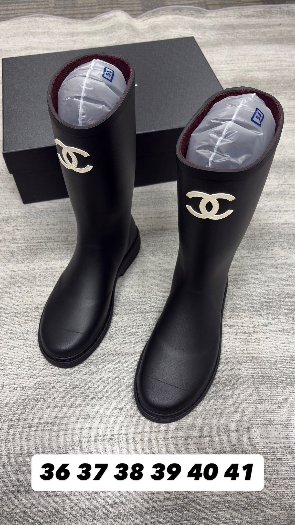 Chanel CC Regenlaars - Black met Crème Logo