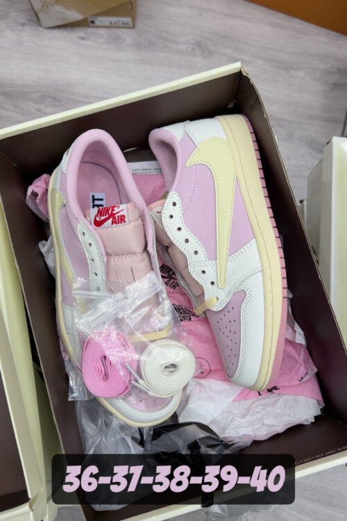 Nike Air Jordan 1 Low Travis Scott – Roze met Gele Swoosh
