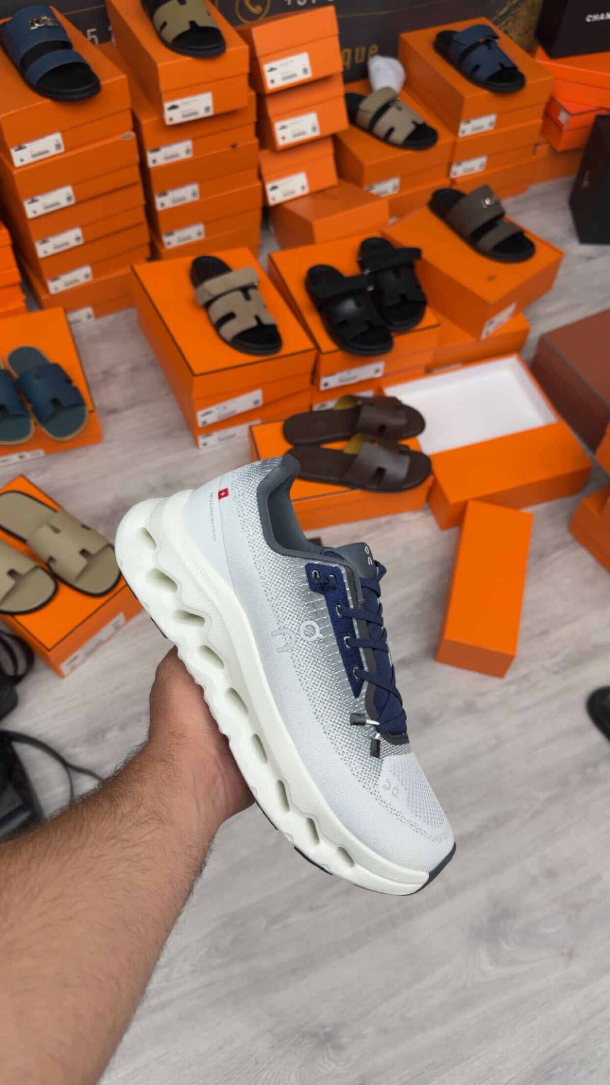 On Running Cloudsurfer Sneaker - Wit Grijs met Navy