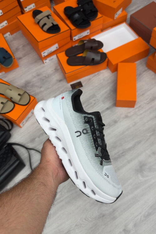 On Running Cloudsurfer Sneaker – Wit Grijs met Zwart